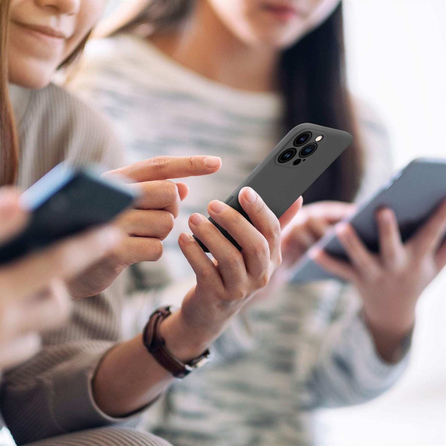 ONEFLOW Soft Case iPhone 16 Pro mit Kameraschutz – Weiteres Produktbild 6 ONEFLOW Soft Case iPhone 16 Pro mit Kameraschutz – Weiteres Produktbild 6