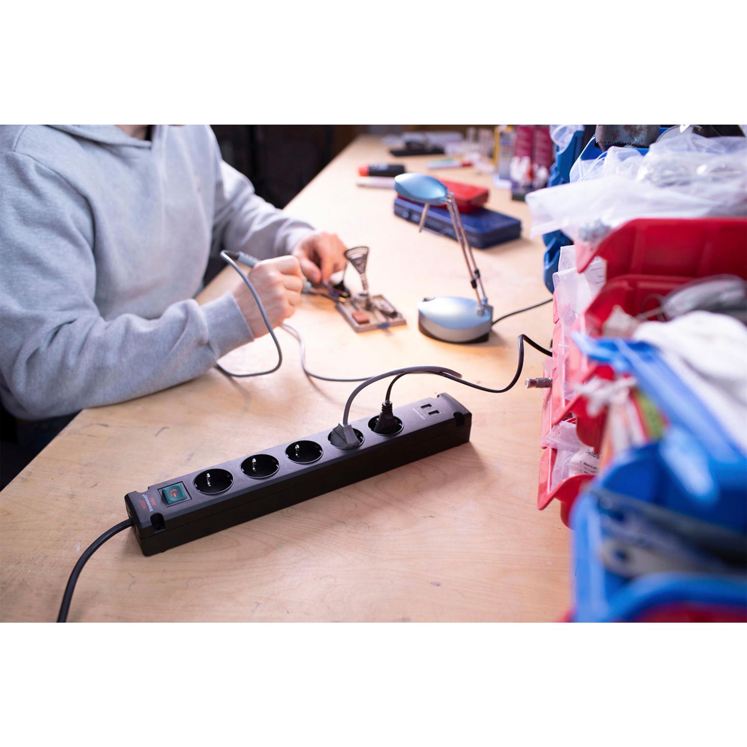 brennenstuhl Bremounta Steckdosenleiste 5-fach – Steckdosenleiste mit 2 USB-Anschlüssen, Schalter und 3m Kabel – Weiteres Produktbild 5 brennenstuhl Bremounta Steckdosenleiste 5-fach – Steckdosenleiste mit 2 USB-Anschlüssen, Schalter und 3m Kabel – Weiteres Produktbild 5