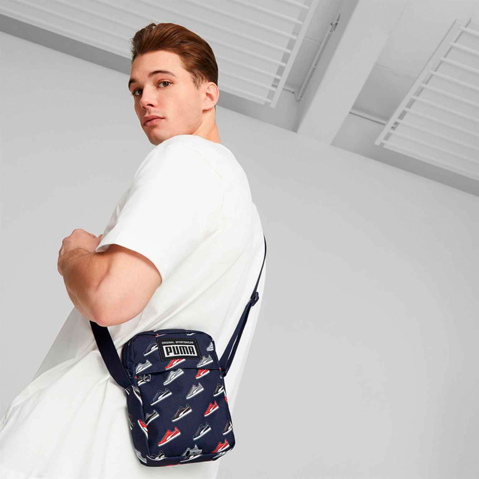 Puma Academy Portable – Sportliche Umhängetasche, Hauptfach mit Reißverschluss und Fronttasche – Weiteres Produktbild 3 Puma Academy Portable – Sportliche Umhängetasche, Hauptfach mit Reißverschluss und Fronttasche – Weiteres Produktbild 3